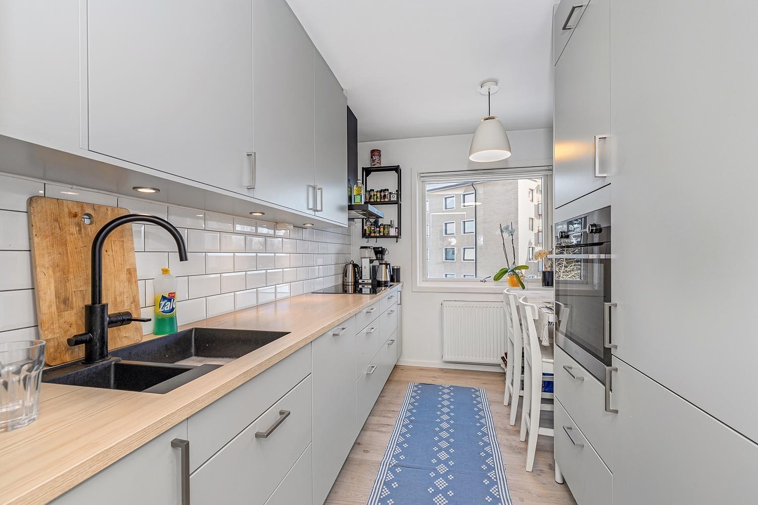 Moderne og gjennomført kjøkken. Galleribilde