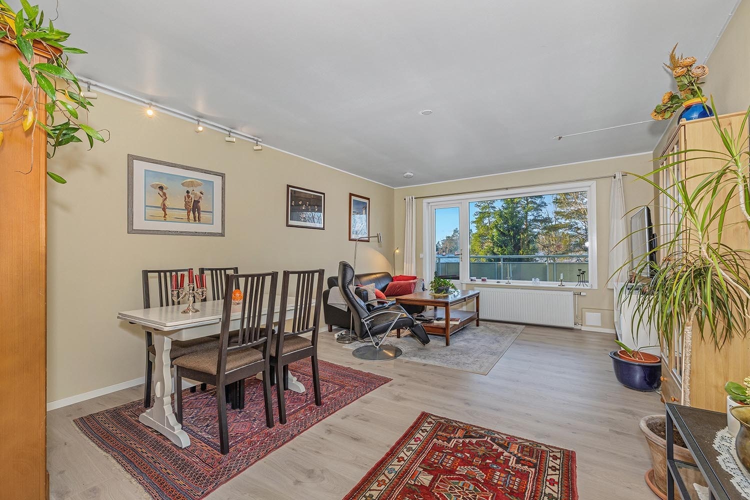 Romslig og lys stue Galleribilde