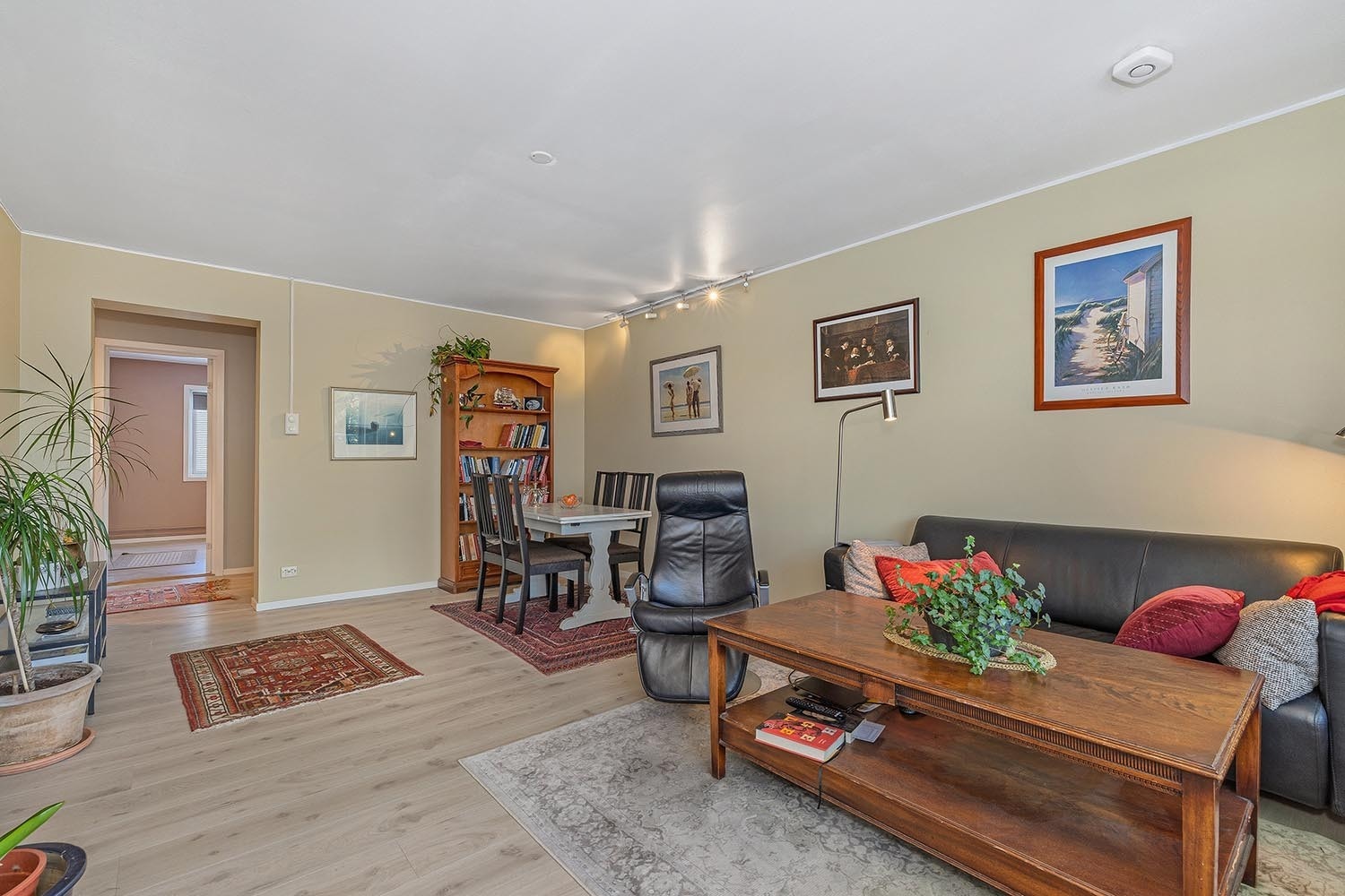 Romslig stue med spisebord og sofahjørne. Galleribilde