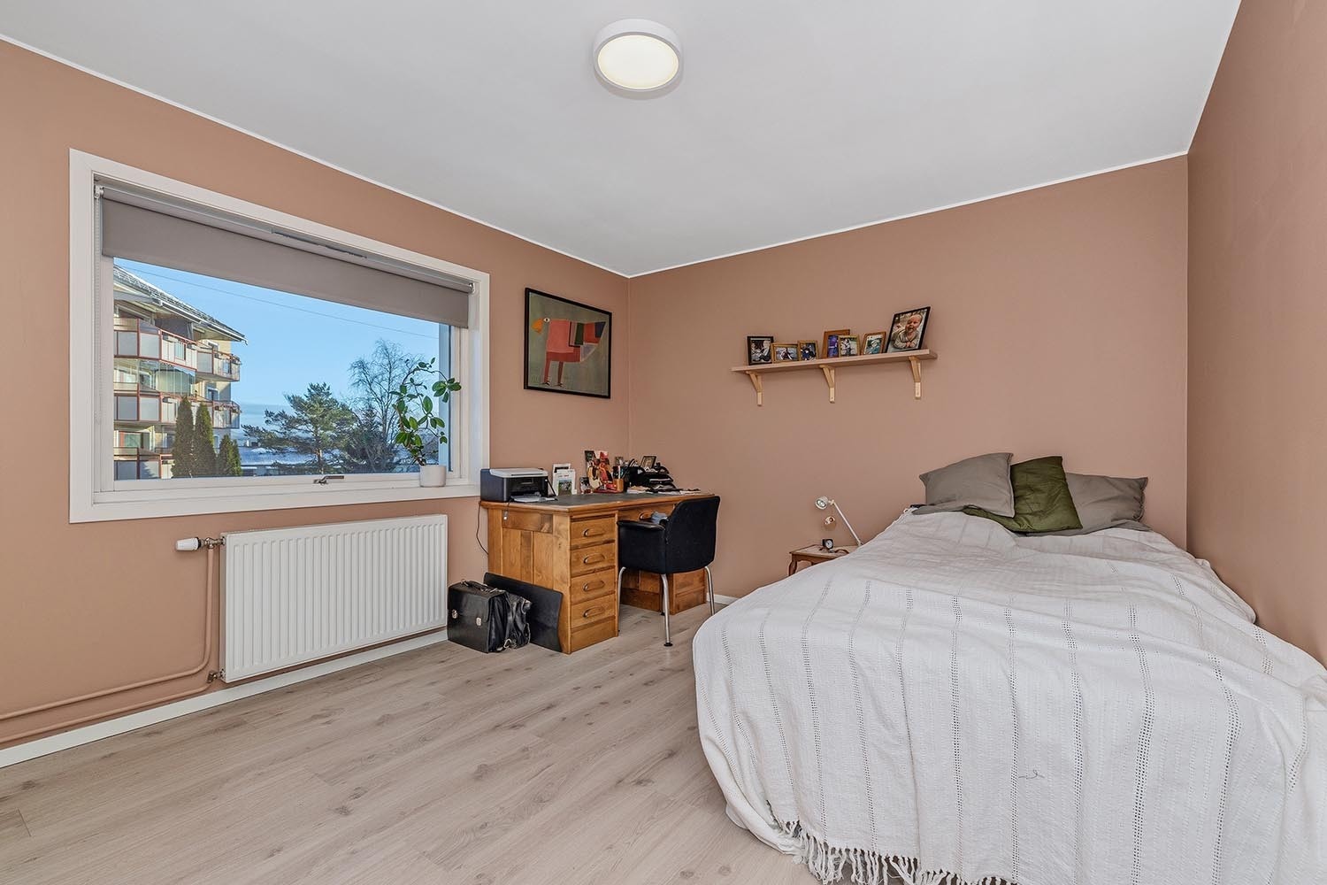 Romslig soverom med utsikt Galleribilde