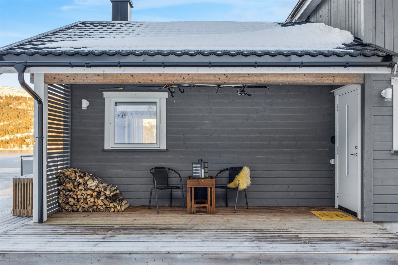 Praktisk overbygd inngangsparti Galleribilde