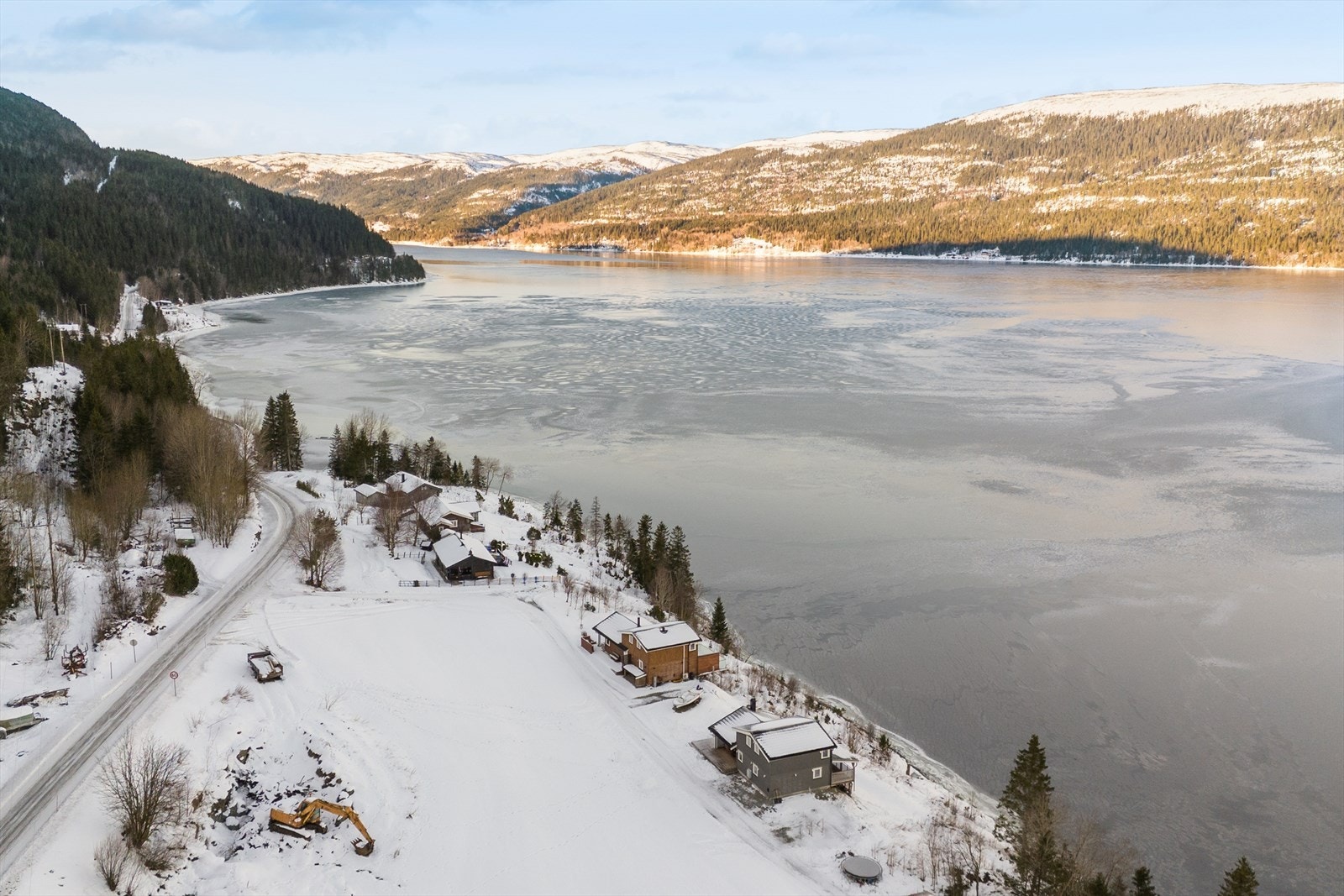 Eiendommen har kort vei til sjøen med mulighet for båtplass ved flytebrygge - perfekt for deg som ønsker enkel tilgang til båt, bading og sjøliv. Galleribilde