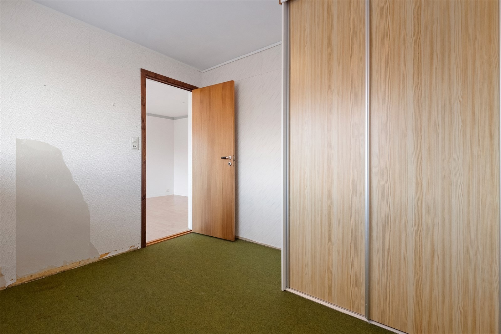 Soverom med garderobsekap Galleribilde