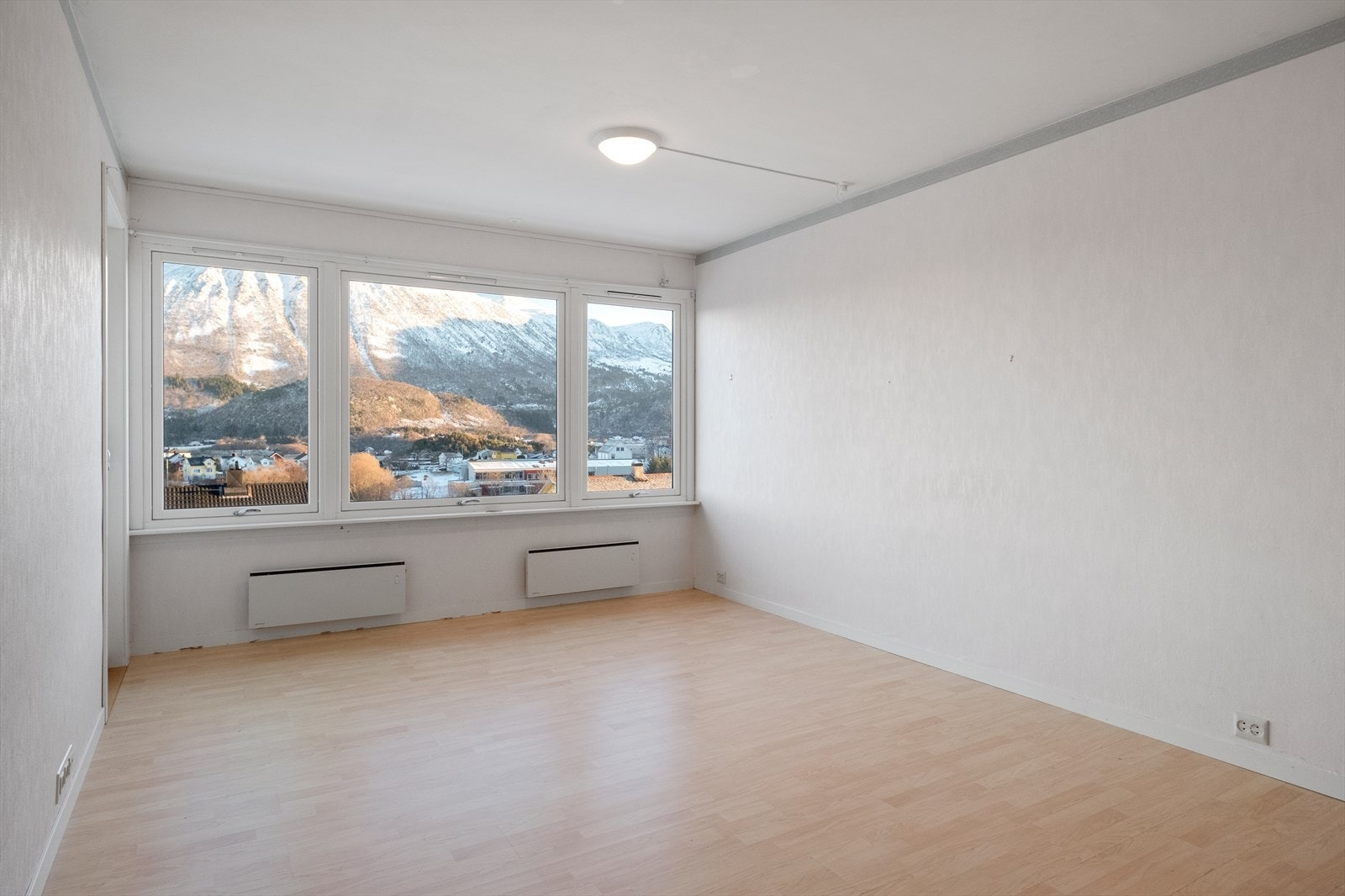 Leiligheten er beliggende i byggets 3. etasje og inneholder: entré/gang, kjøkken, stue, soverom og bad Galleribilde