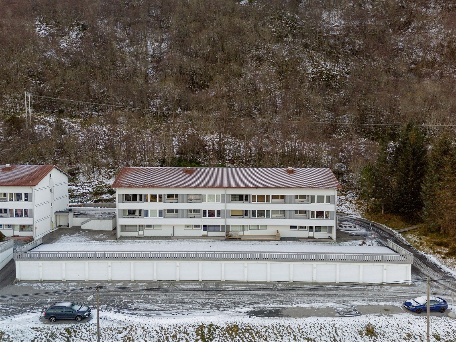 Fasade med felles garasjeanlegg Galleribilde