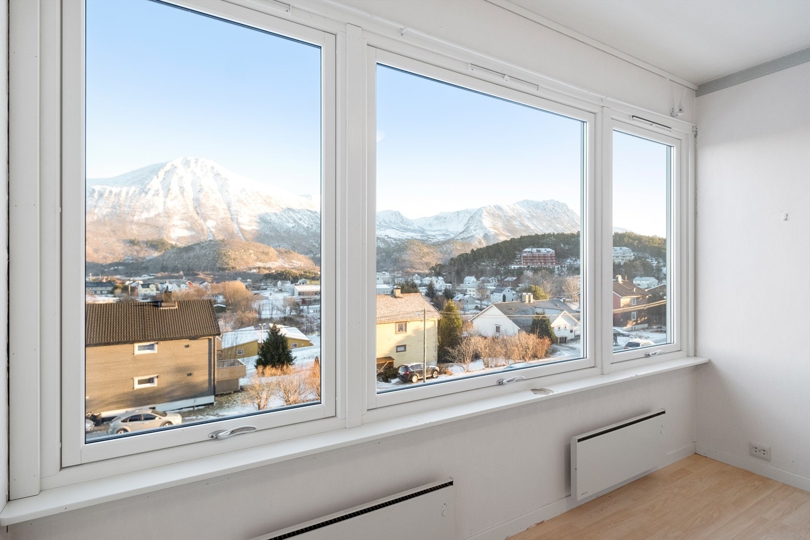 Store vindusflater som gir godt med lysinnslipp Galleribilde