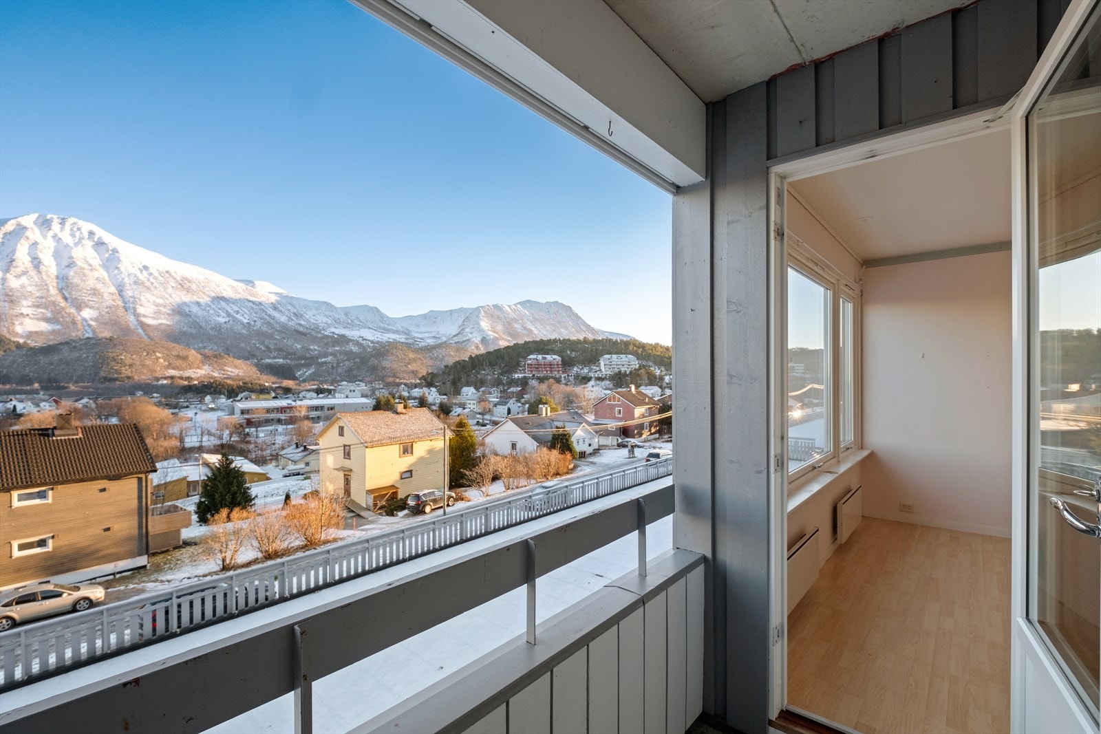 Utgang til balkong fra stuen Galleribilde