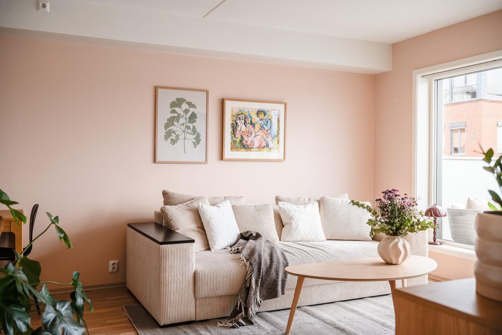 Stuen er malt i en behagelig fargetone og har god plass til møblering. Galleribilde