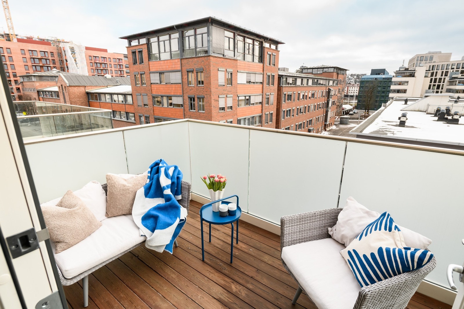 En romslig balkong med god plass til møblering. Galleribilde