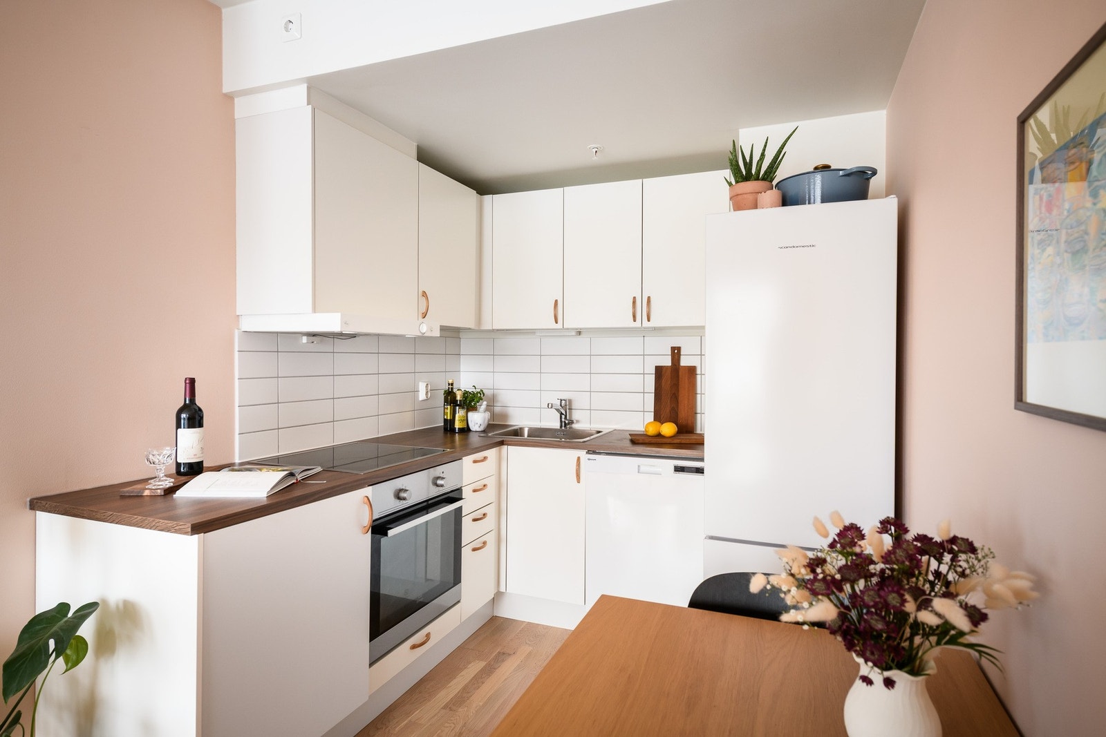 Godt med skap- og benkeplass. Galleribilde