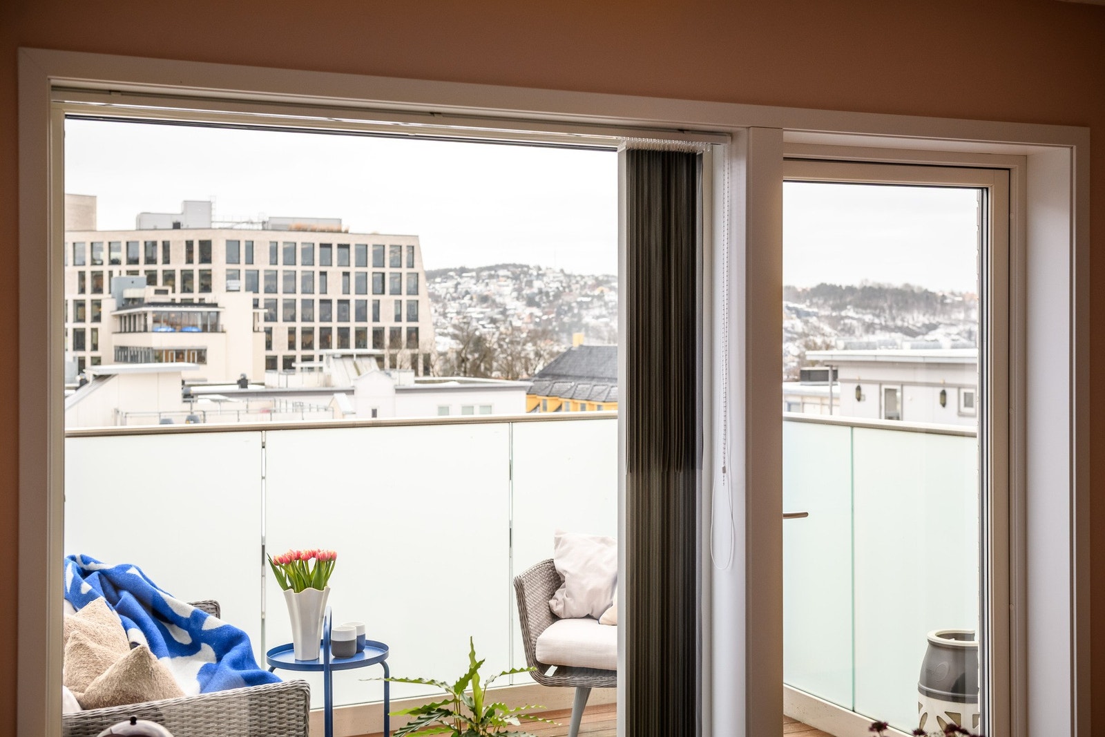 Fra stuen er det utgang til den sørvendte balkongen. Galleribilde