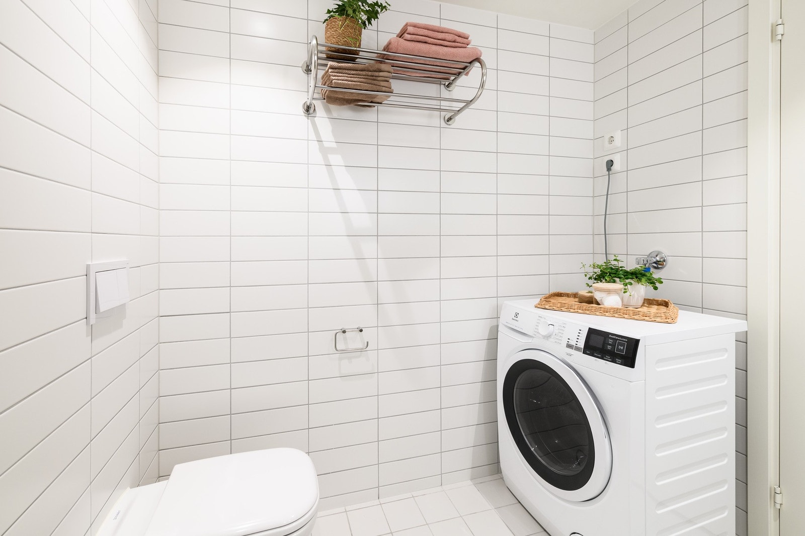 Romslig, flislagt bad. Galleribilde