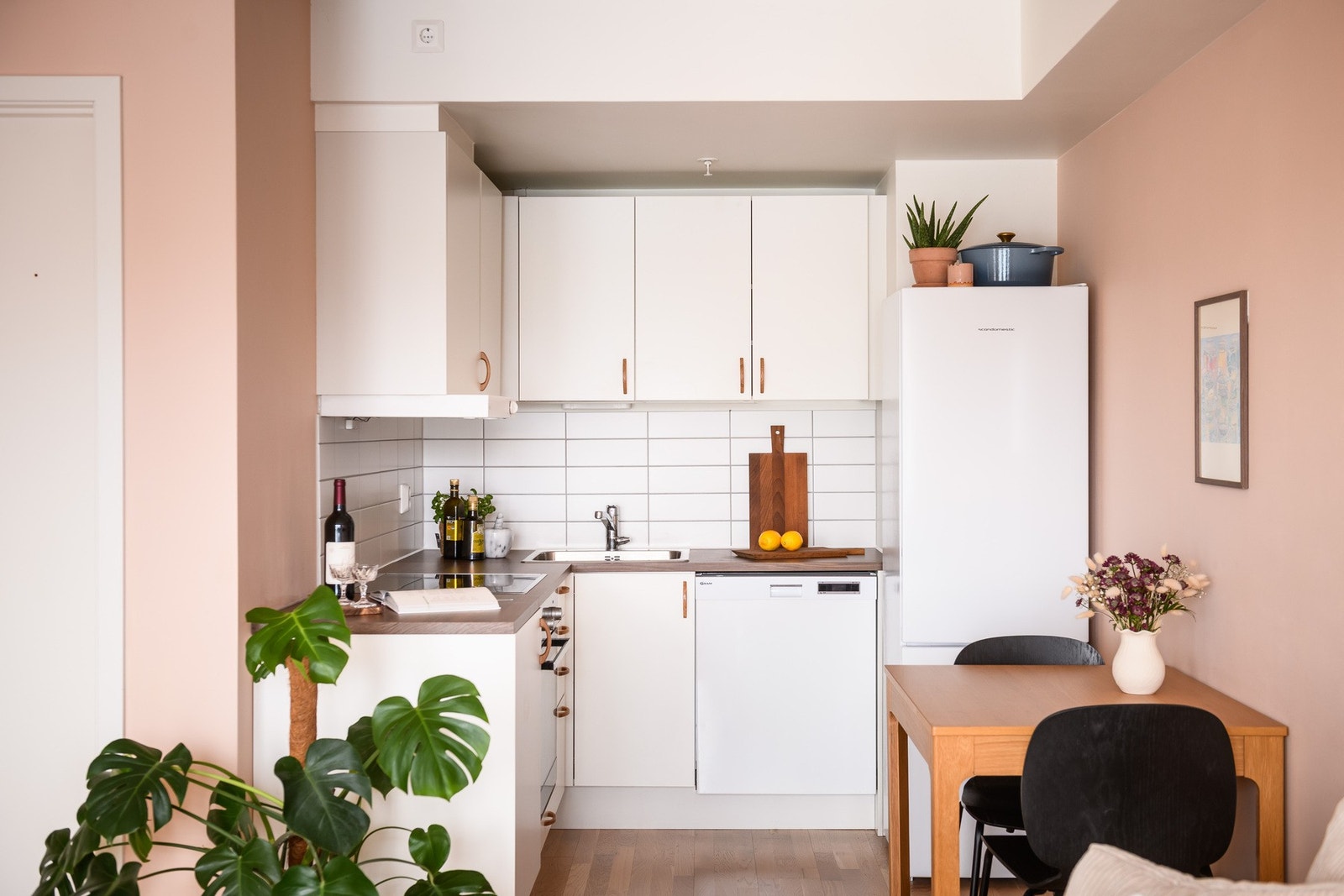 Det moderne kjøkkenet er L-formet med god plass. Galleribilde