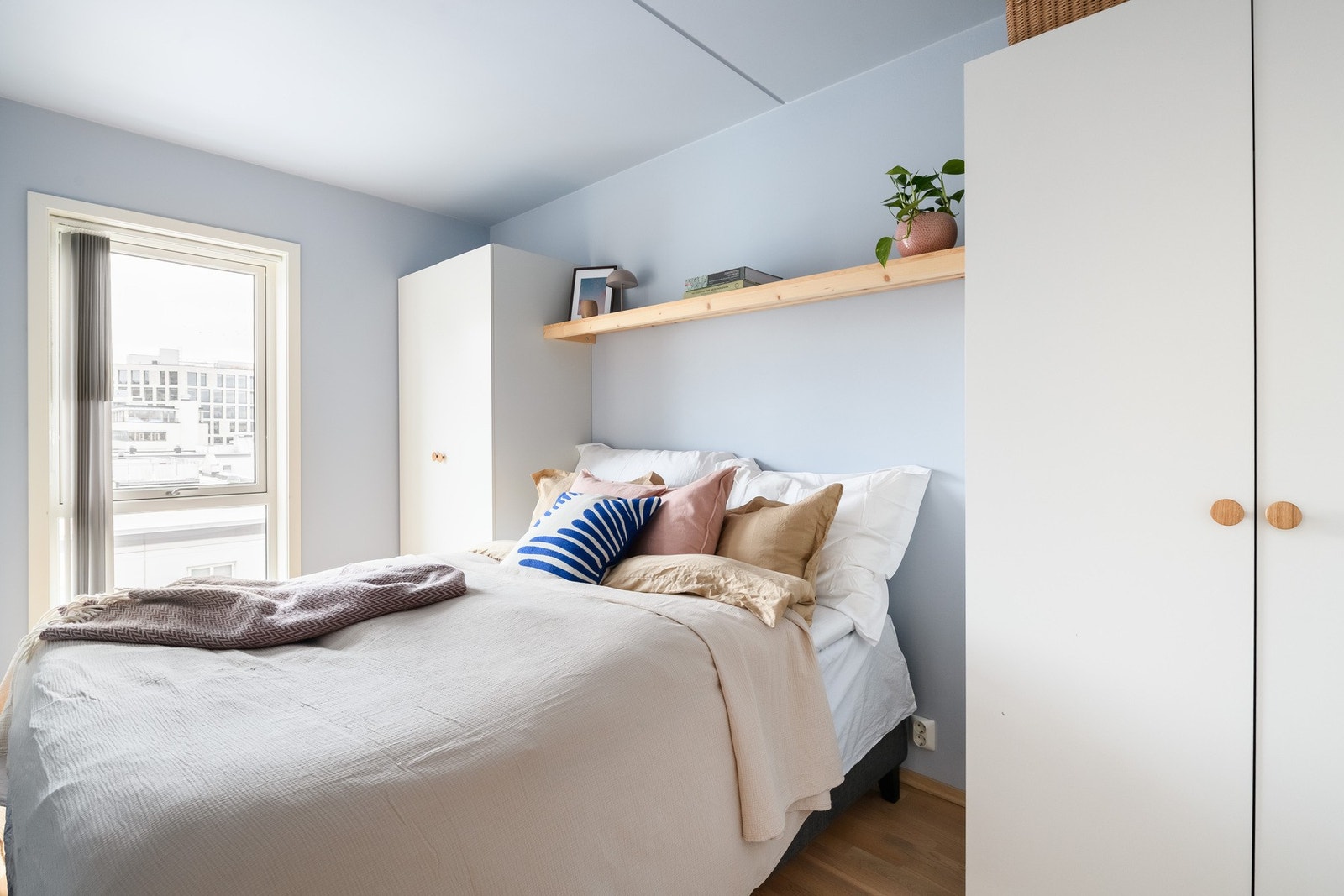 Det delikate soverommet har god plass til en dobbeltseng. Galleribilde