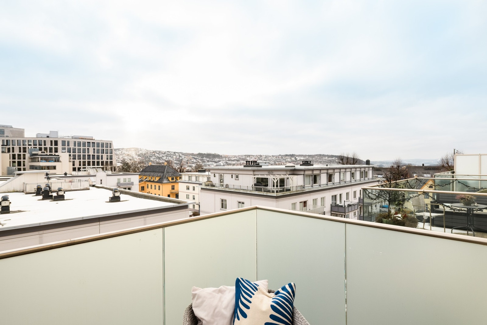 God utsikt over byens tak. Galleribilde