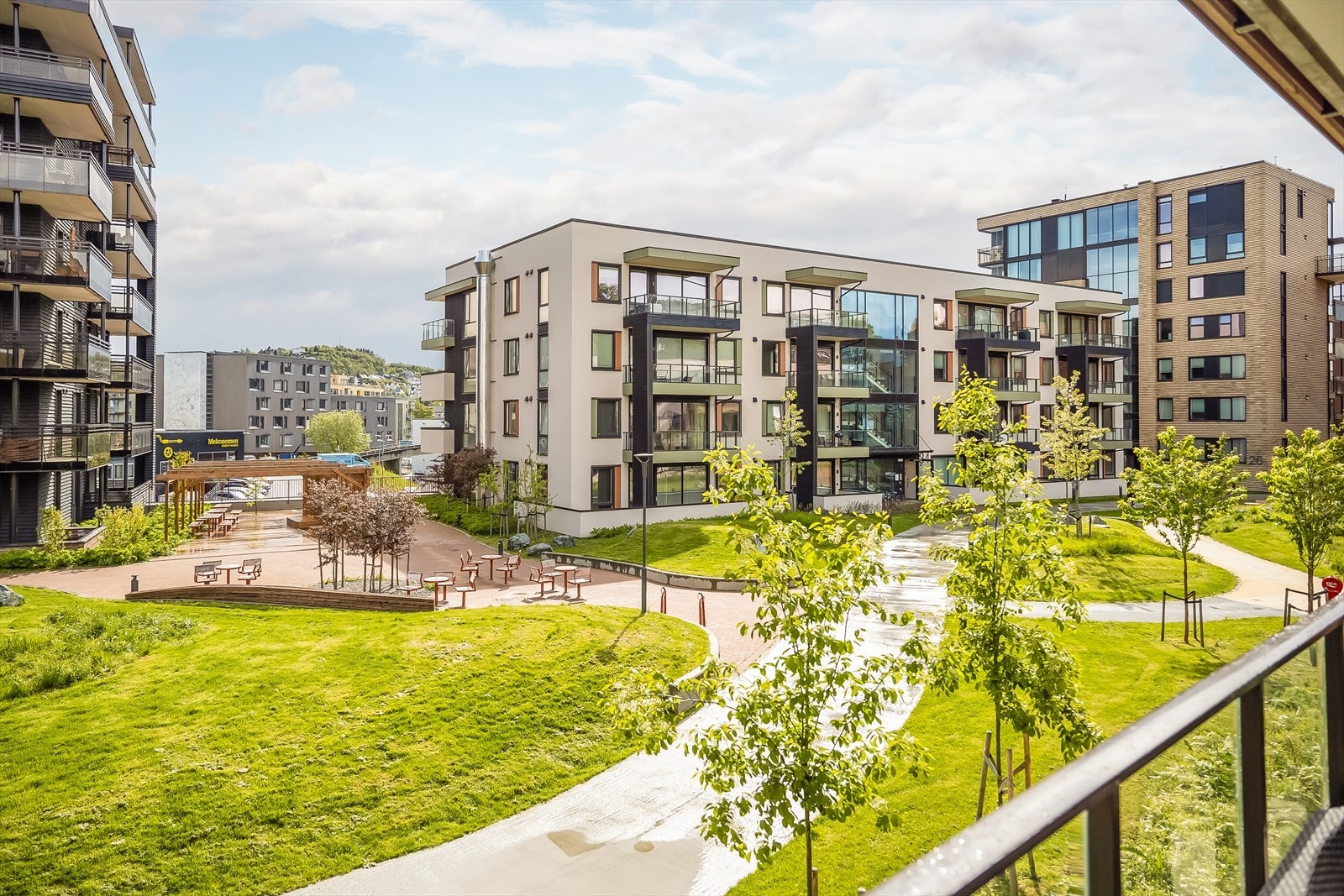 Balkongen ser ut mot et rolig og hyggelig grøntområde. Galleribilde