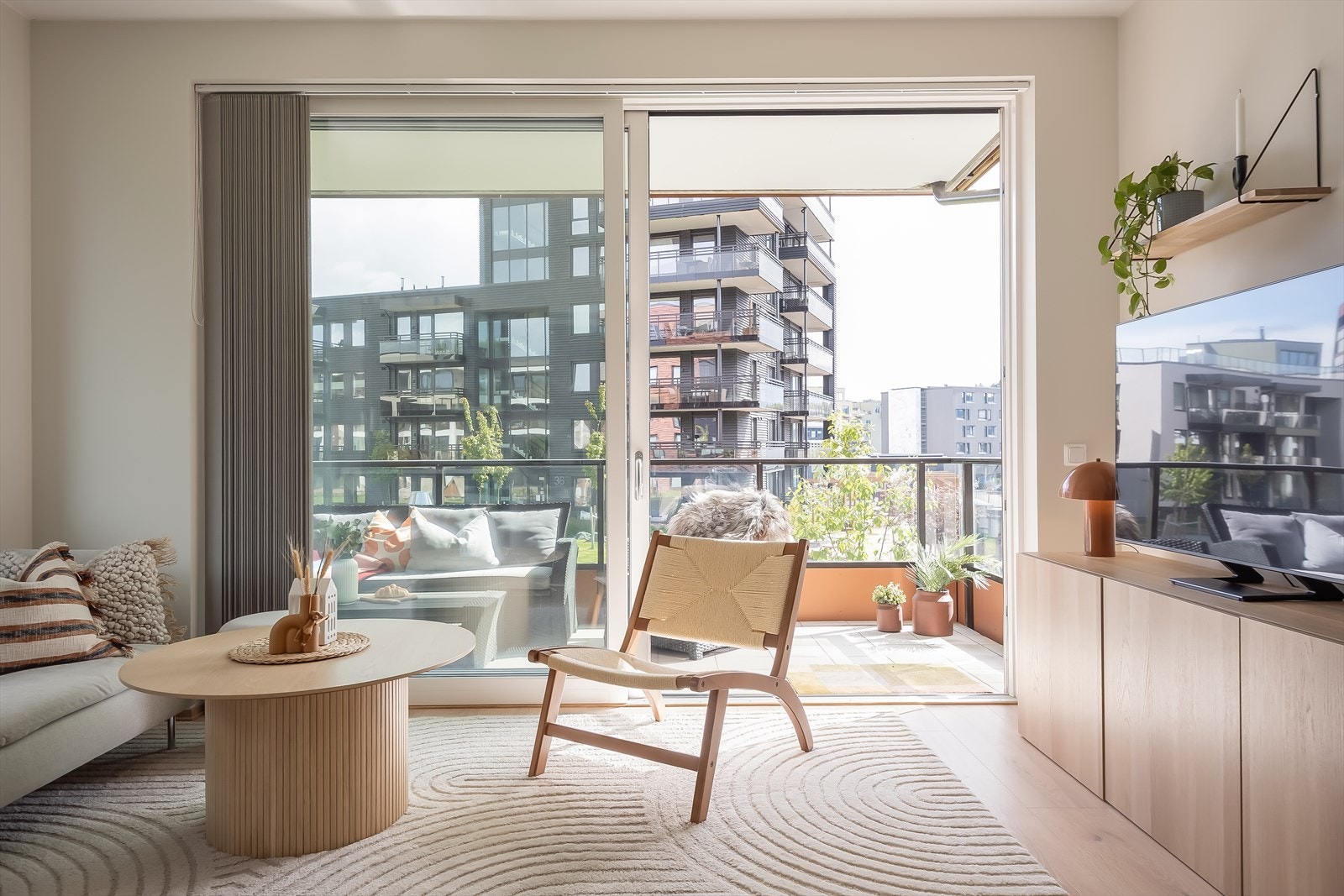 Leiligheten har en flott åpen stue- og kjøkkenløsning som måler 17,4 m². Galleribilde