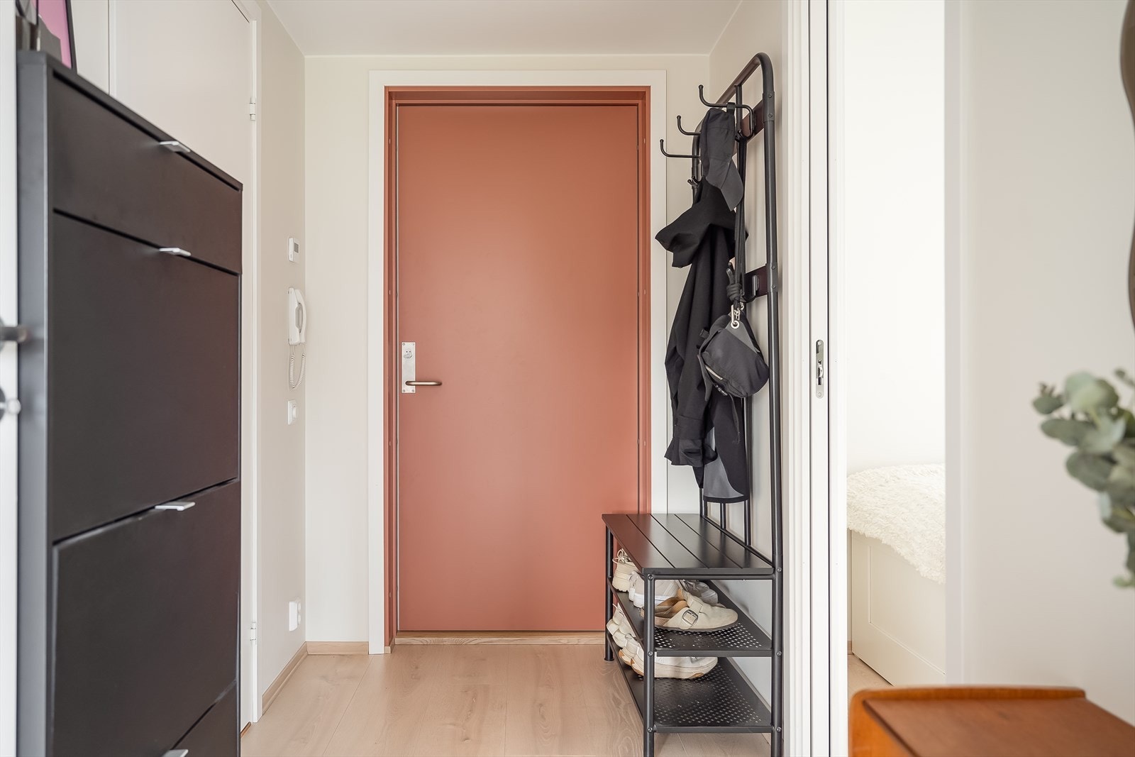 Entréen er av god størrelse, med plass til oppbevaring av sko og yttertøy. I tillegg medfølger det en sportsbod i kjeller for ekstra plass til oppbevaring. Galleribilde