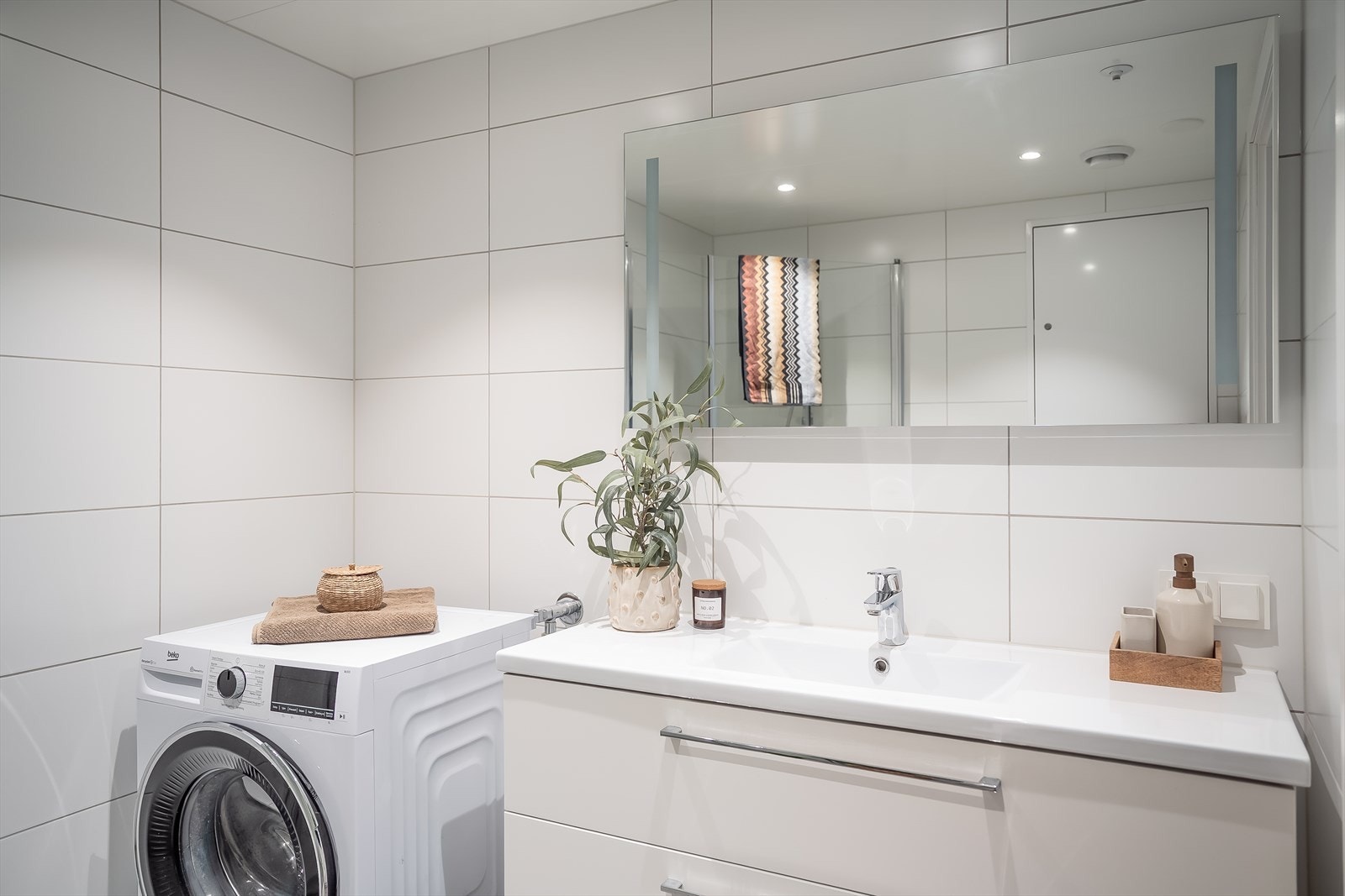 Svært tiltalende og moderne baderom på 4,7 m². Galleribilde