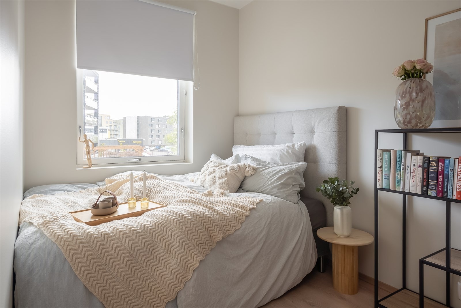 Hovedsoverommet måler 8,9 m² og har god plass til stor dobbeltseng og tilhørende møblement. Galleribilde