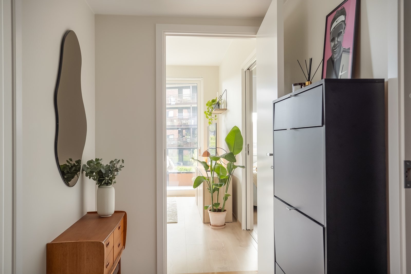 Leiligheten har en romslig og innbydende entré på 4,6 m². Badet ligger også praktisk til i direkte tilknytning til gangen. Galleribilde