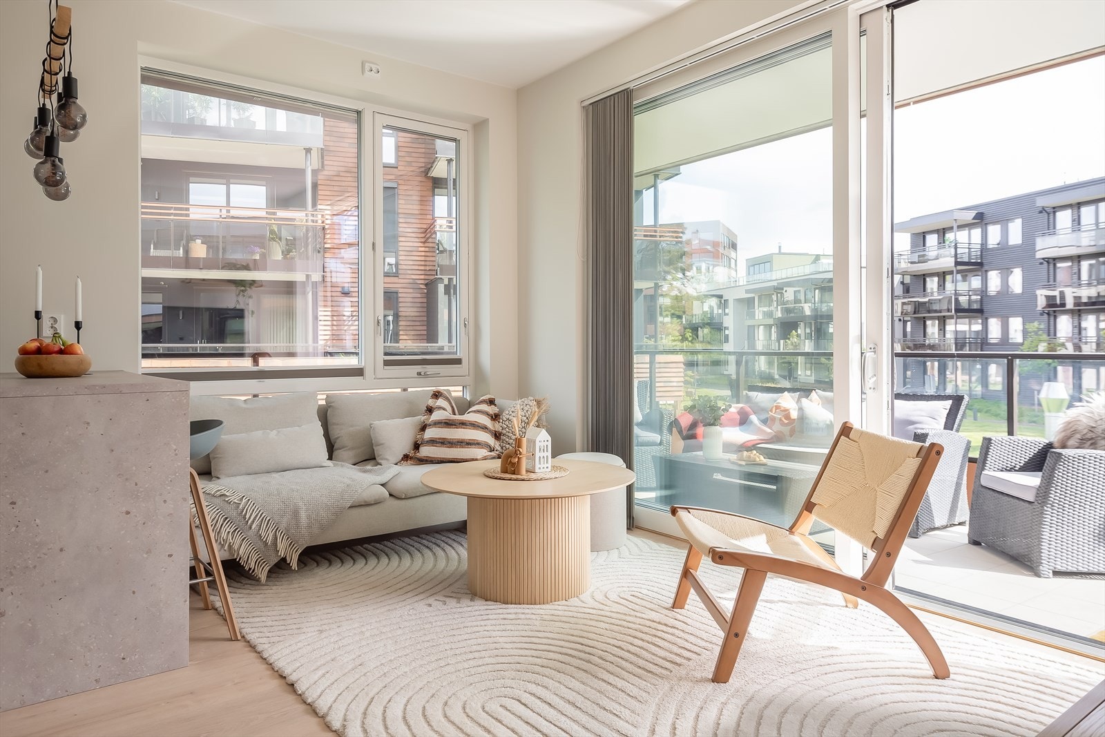 Boligen byr på rause vindusflater, noe som gjør at den oppleves som svært lys og luftig. Galleribilde