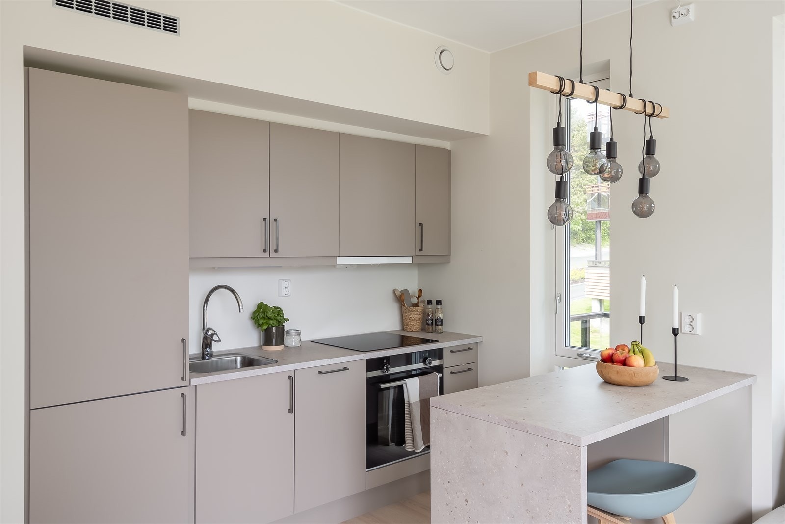 Kjøkkenbaren er et svært populært tilvalg og gir ekstra arbeidsplass. Kjøkkenet er vurdert til tilstandsgrad 1 av takstmann. Galleribilde