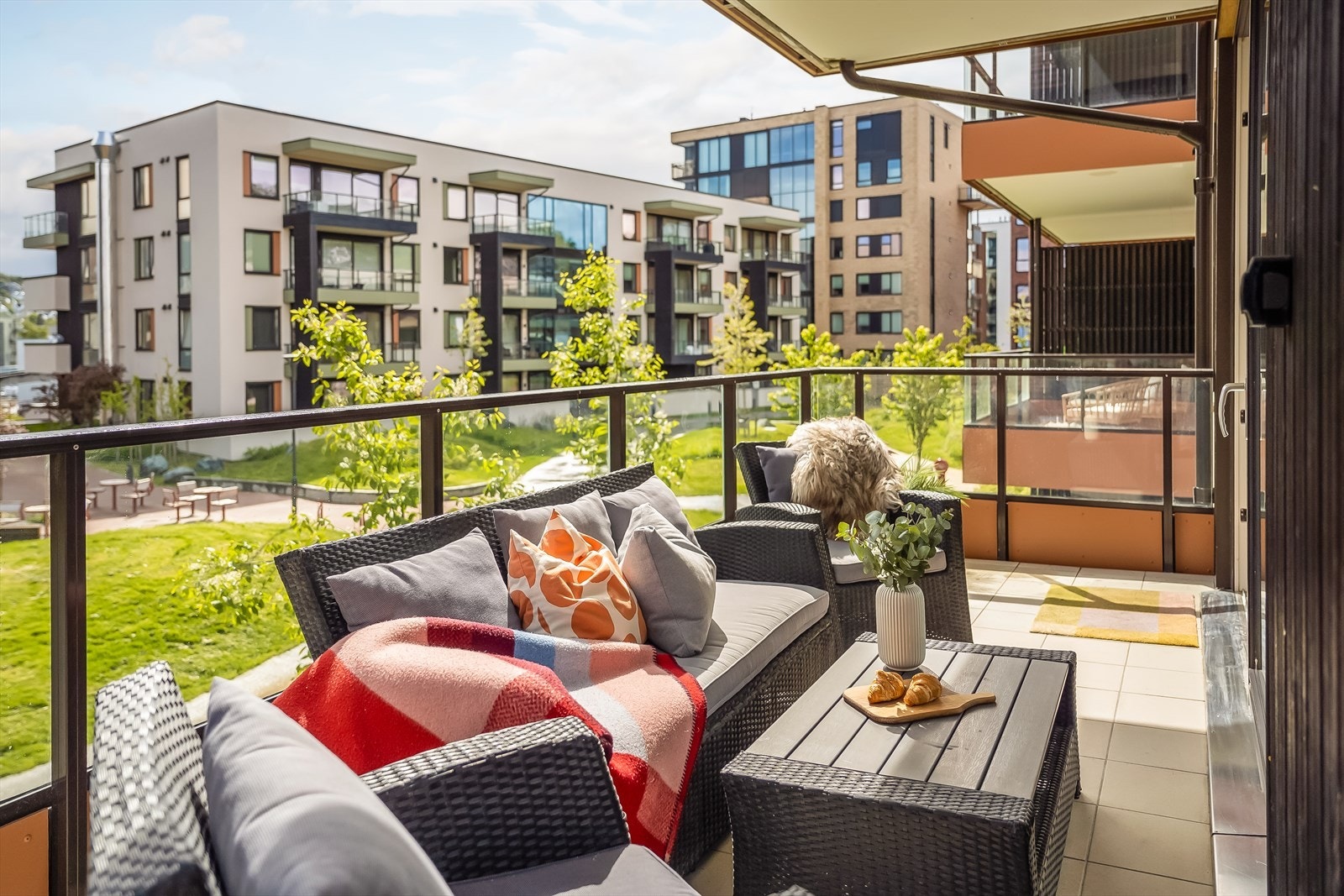 Balkongen er sørvendt og har god plass til ønsket utendørsmøblement. Det er også etablert stikkontakt på vegg. Galleribilde