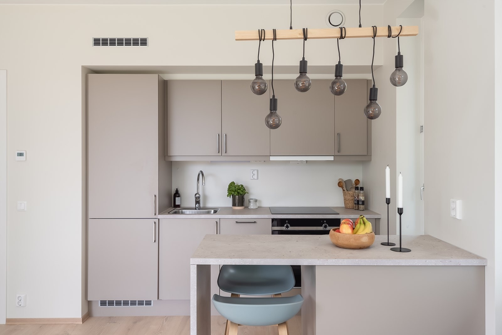 Her får du integrerte hvitevarer som kombiskap med kjøl & frys, induksjonstopp, stekeovn og oppvaskmaskin. Galleribilde