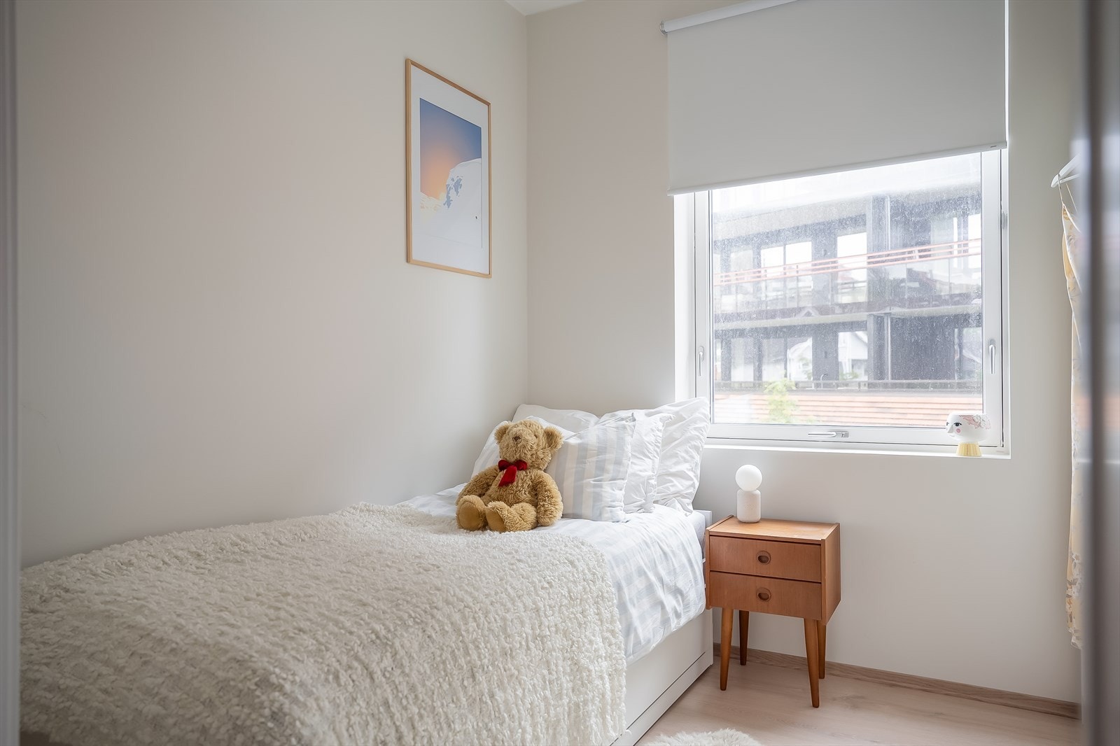 Leilighetens andre soverom er er på 6,1 m². Soverommet kan enkelt innredes etter behov og egner seg ypperlig som gjesterom eller hjemmekontor. Galleribilde