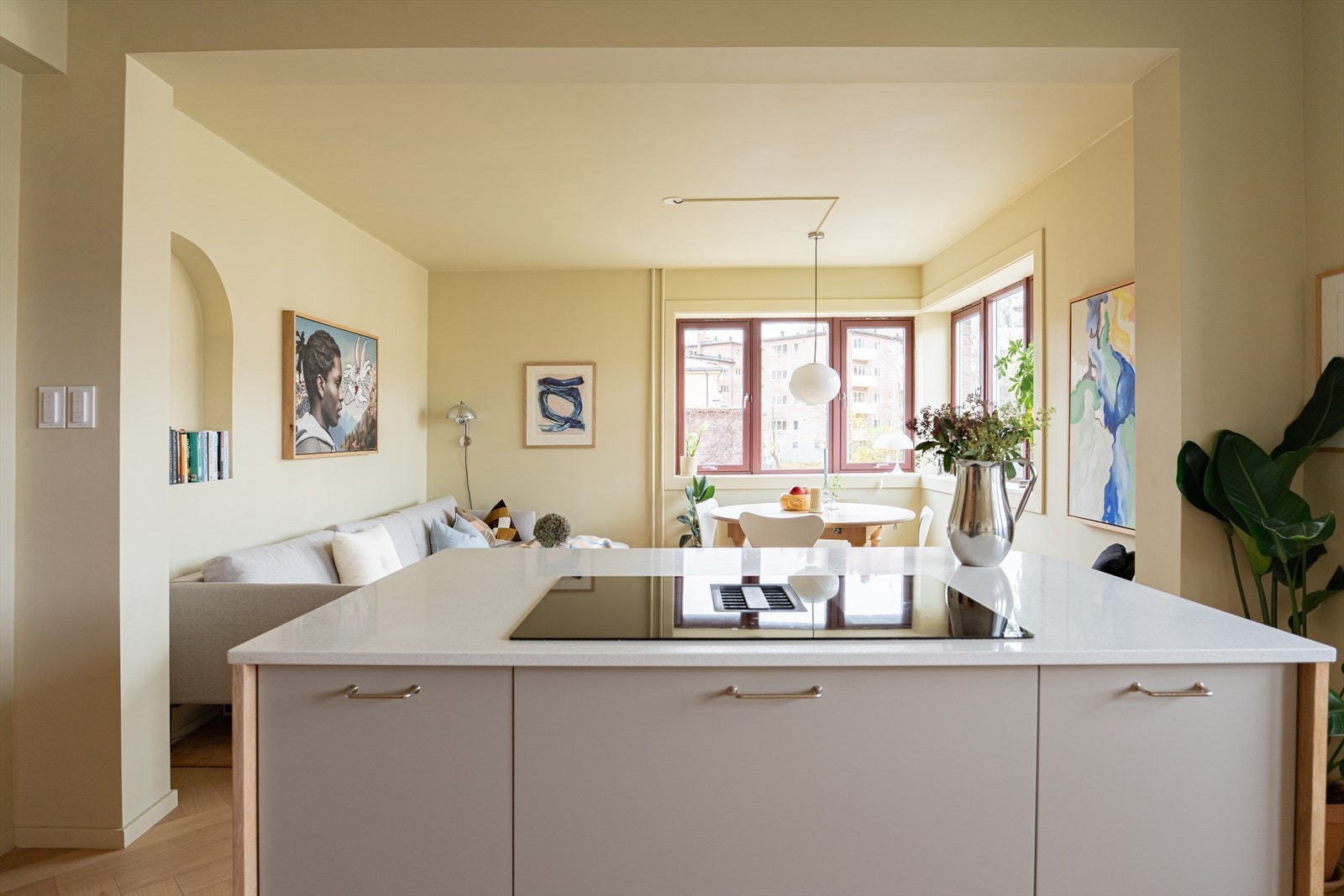 Sosial kjøkkenøy skaper et naturlig skille mellom stue og kjøkken. Galleribilde