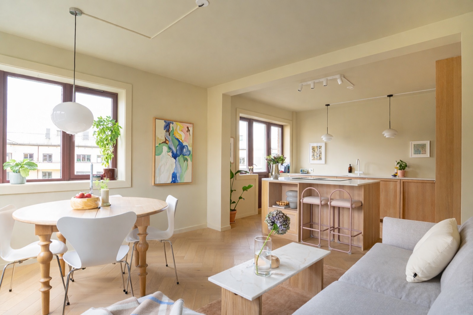 Åpen stue/kjøkken-løsning med godt lysinnslipp og utgang til balkong. Galleribilde