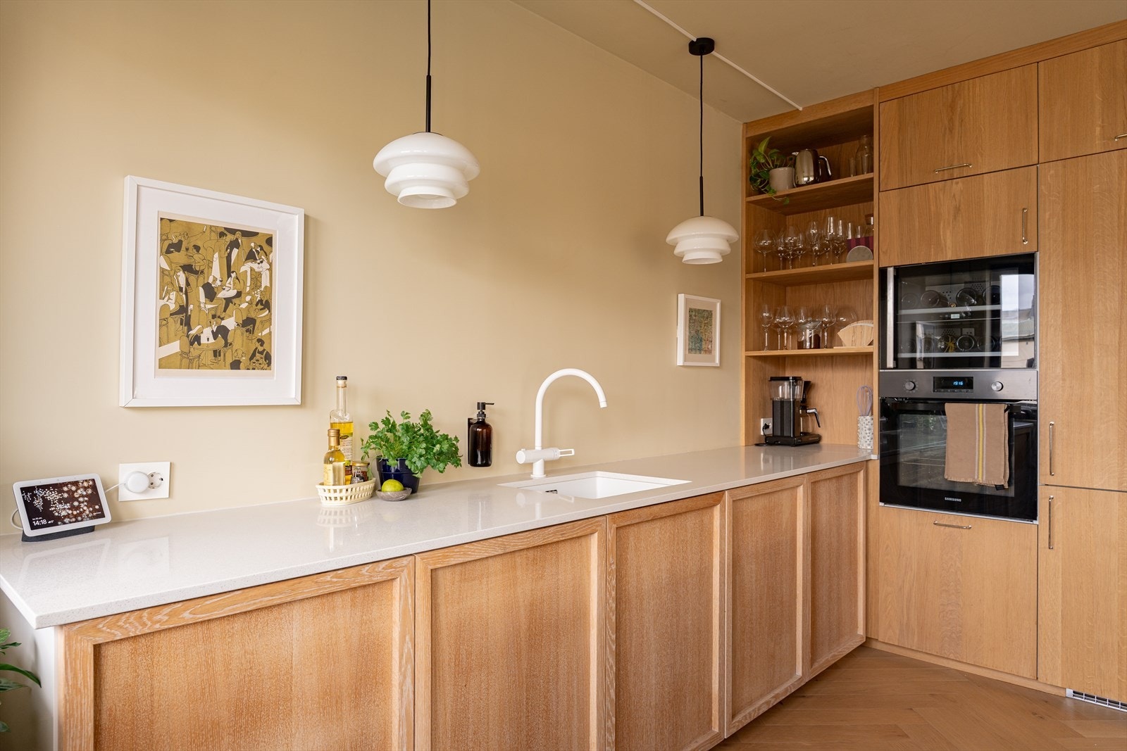 Integrerte hvitevarer inkludert integrert vinskap Galleribilde