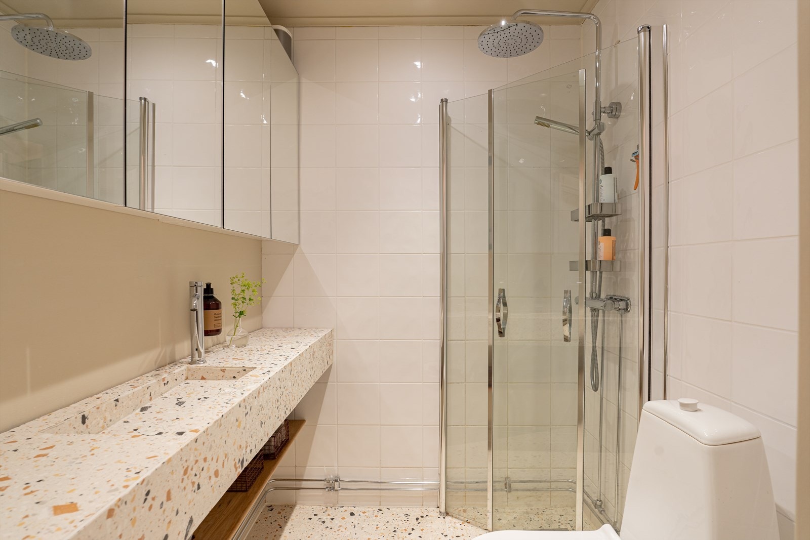 Badet er av eldre dato, men har fått flis-på-flis og ny innredning av eier. Vaskemaskin er plassert i eget skap i gangen. Galleribilde