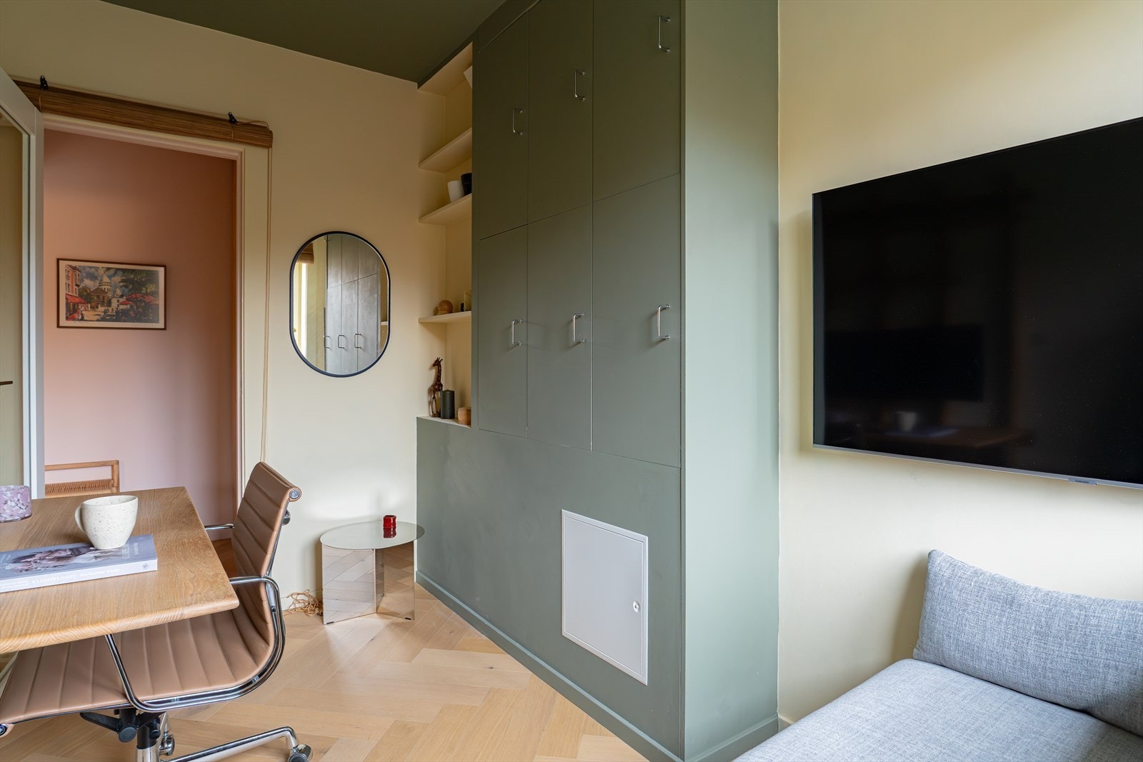 Eier har valgt å ha TV på gjesterommet fremfor i stua. Gjesterommet er i dag innredet med en praktisk sovesofa som kan slås ut til dobbeltseng. Galleribilde