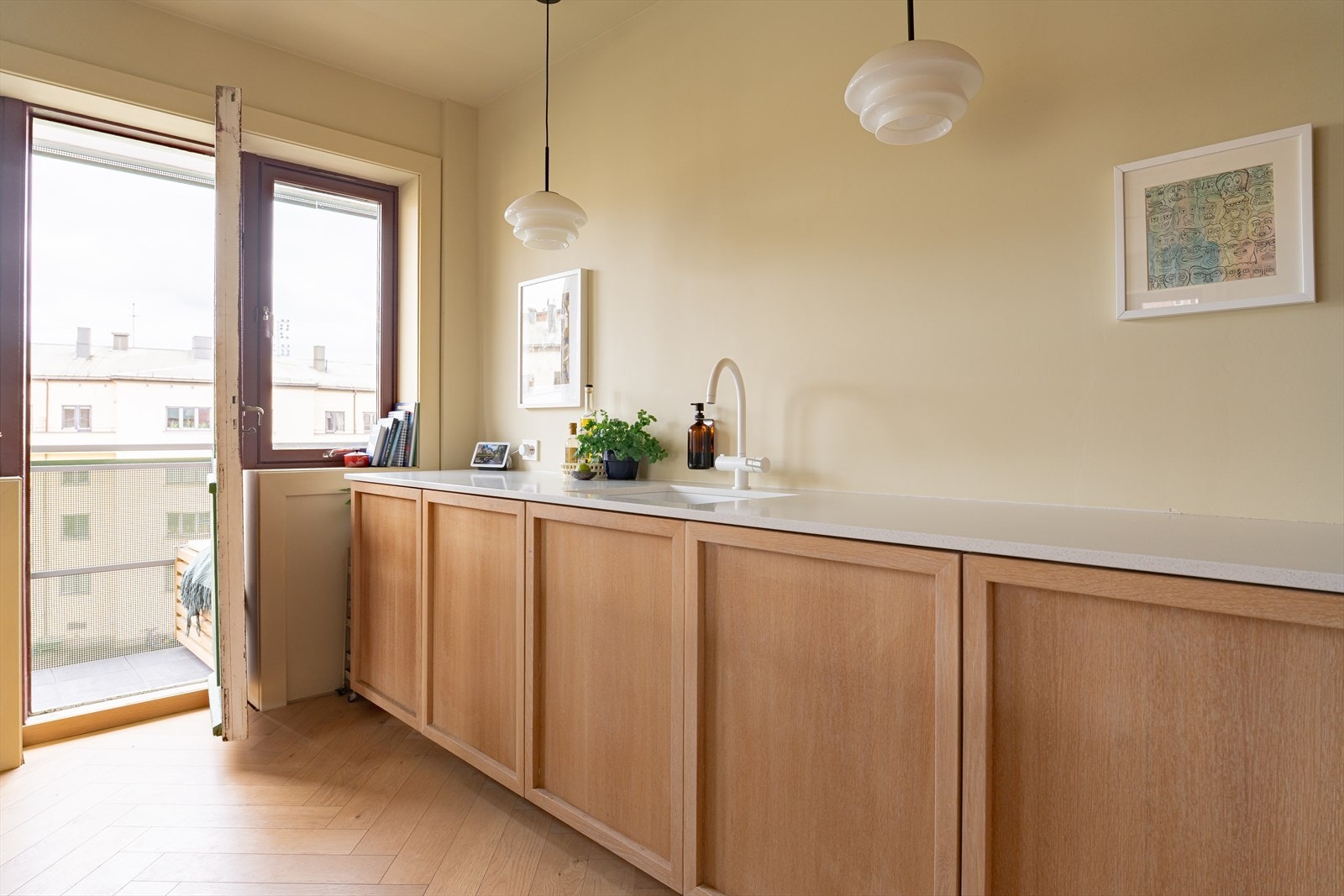 Utgang til solrik sørvendt balkong. Galleribilde