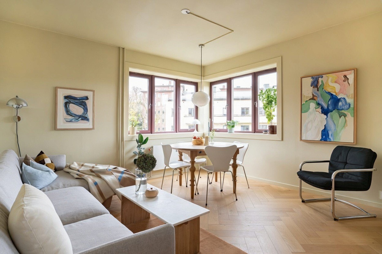 Gode lysforhold inn i boligen igjennom hele dagen via hjørnevinduene. Galleribilde