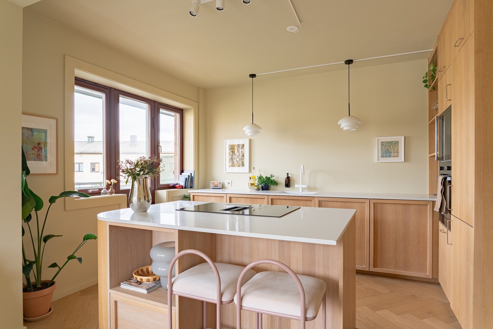 Kjøkkenet er av høy kvalitet, hovedsakelig i heltre eik. Integrert induksjonstopp med ventilator Galleribilde