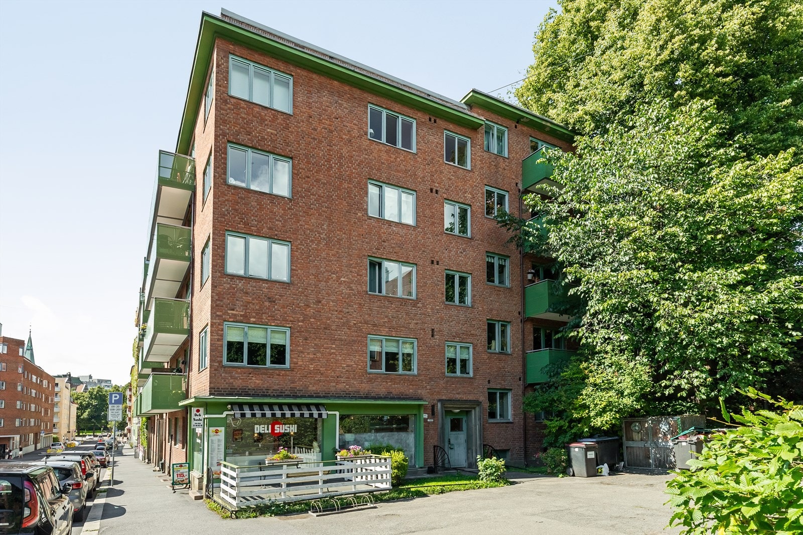 Bilfritt med trapp opp til Bolteløkka allé med Bolteløkka skole. Foto: Lars Petter Skillestad Galleribilde