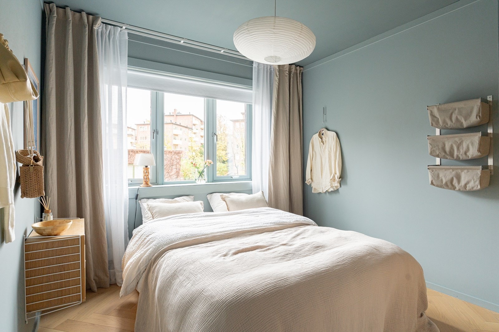 Romslig hovedsoverom med plass til dobbeltseng med nattbord på hver side. Galleribilde