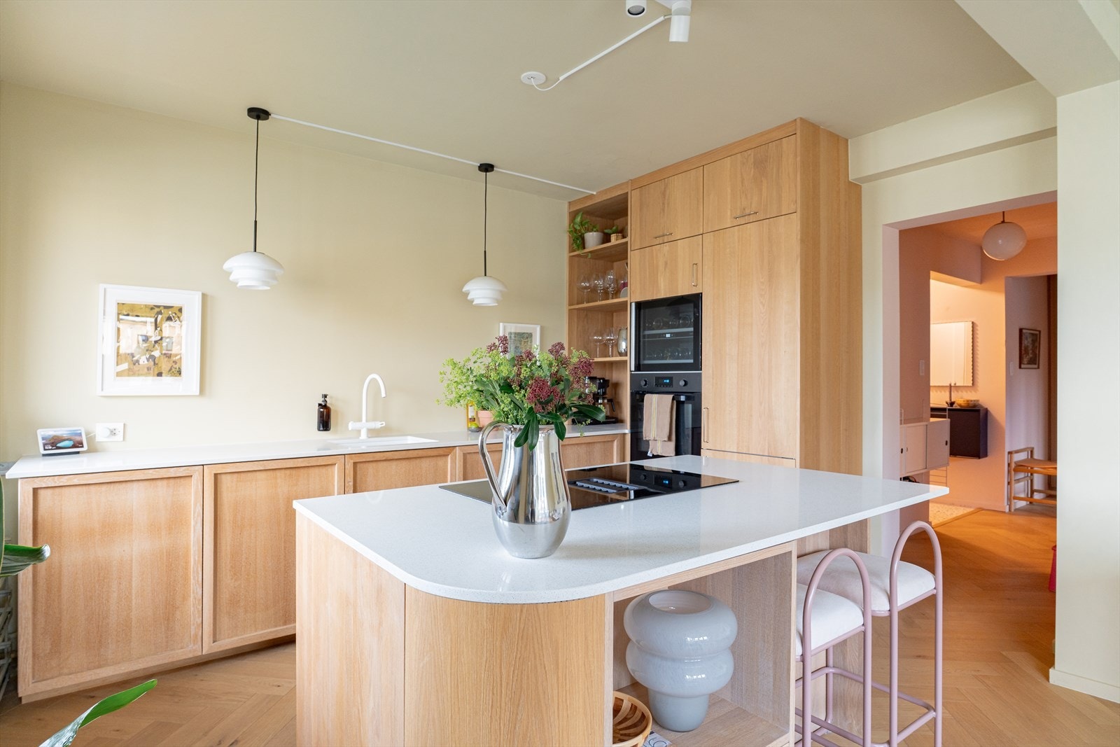 Avrundet kjøkkenøy for bedre flyt i rommet. Som sagt - ingen ting er overlatt til tilfeldighetene. Galleribilde