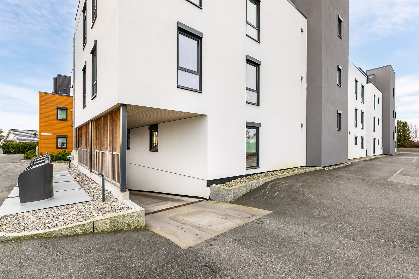 Garasjeanlegget har enkel inn- og utkjøring, rett fra Mosseveien. Galleribilde