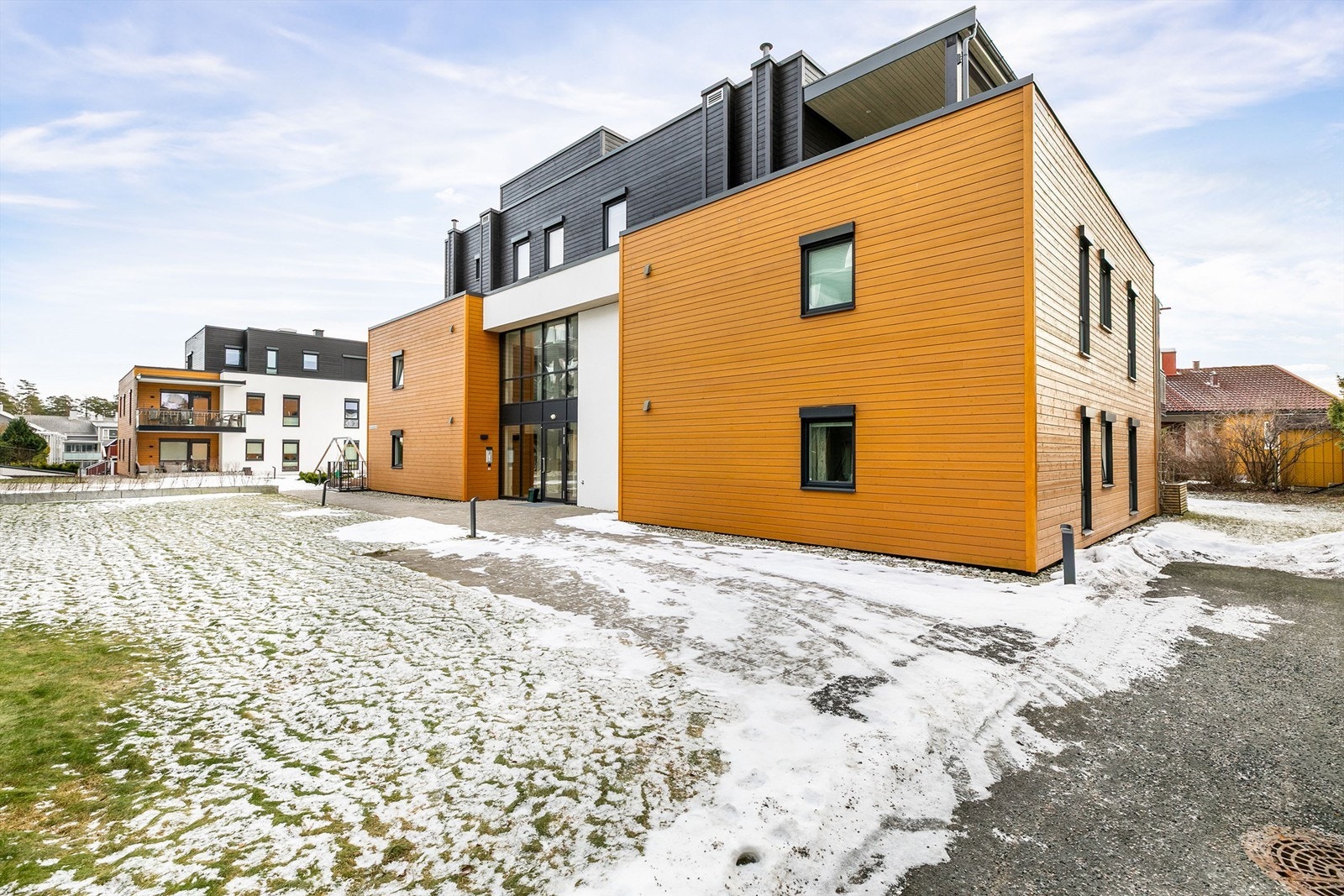 Sameiet Karlshus Park består av totalt 33 boligseksjoner. Leiligheten er en del av Bygg C og tilbaketrukket lengst syd på sameiets område. Galleribilde