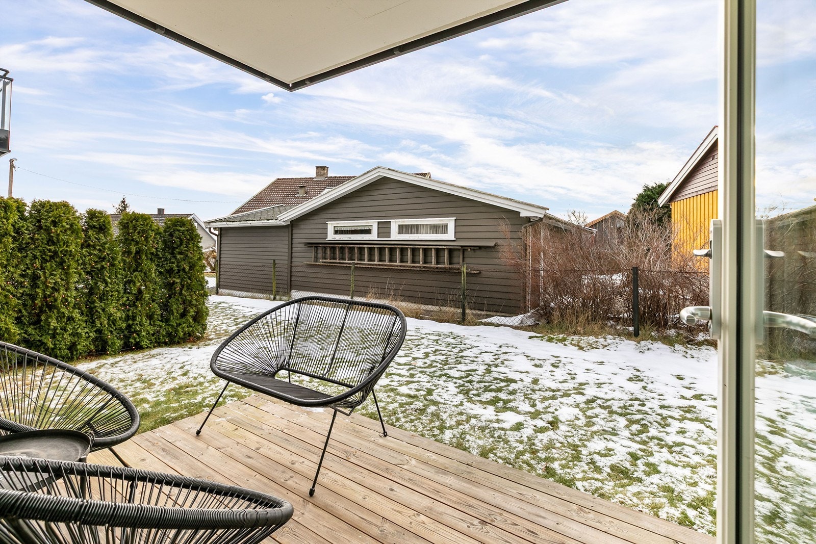 Fra plattingen kan du gå rett ut på plenen i sameiets hage. Tettvoksende thujahekker begrenser innsyn fra sidenaboer. Galleribilde