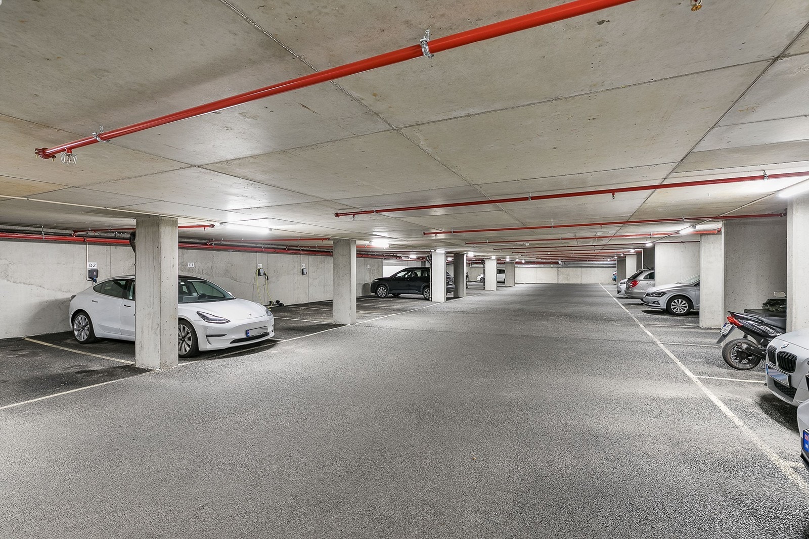 Leiligheten disponerer biloppstillingsplass i sameiets oppvarmede garasjeanlegg. Galleribilde