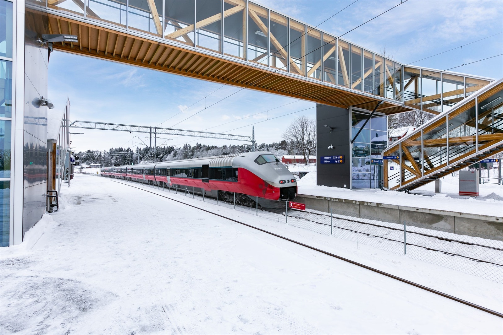 Med tog kan du være fremme i hovedstaden på under 50 minutter. Stasjonen er innenfor gangavstand. Galleribilde