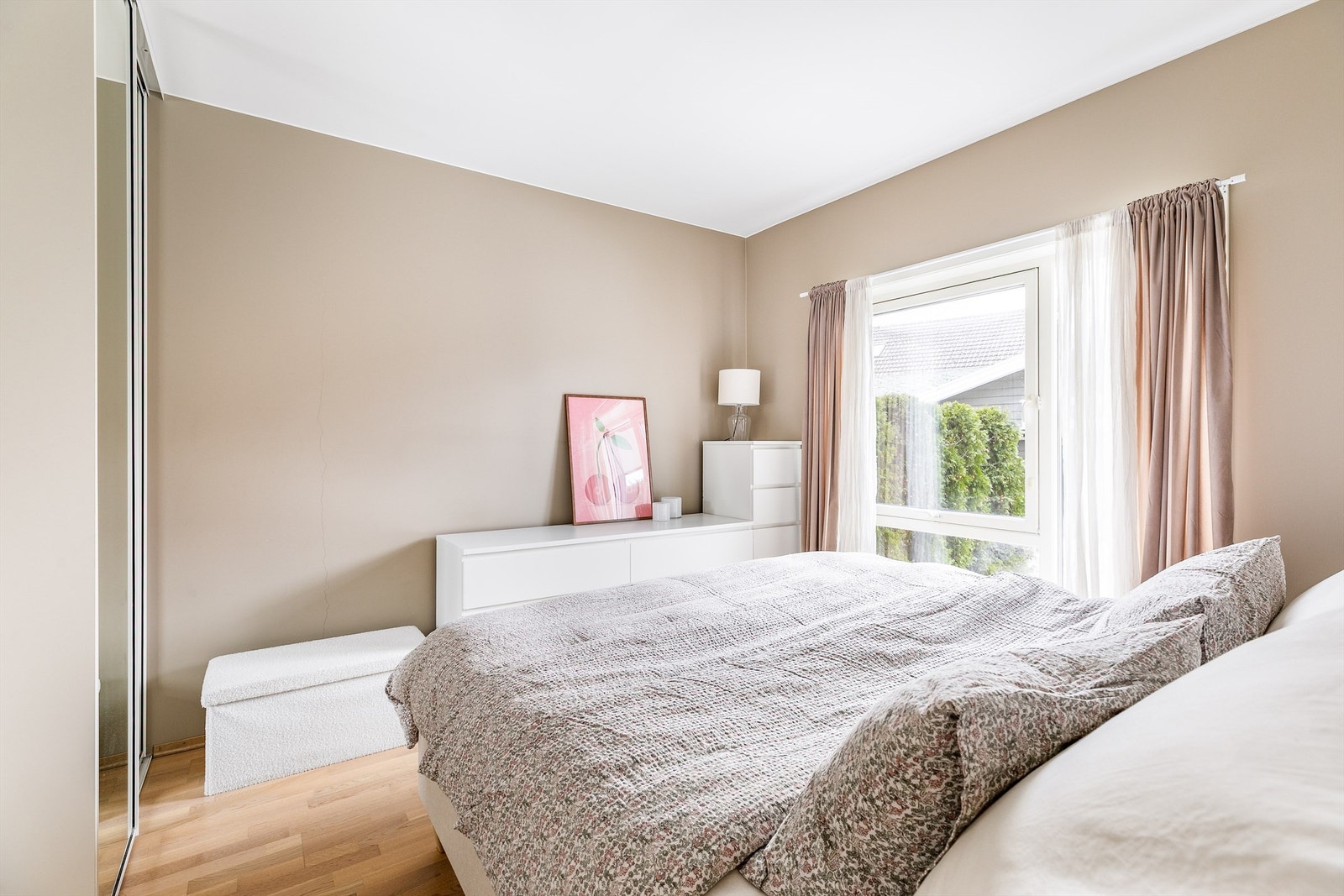 Soverommet er på over 11 kvm. og innredet med en praktisk speildørsgarderobe. Galleribilde