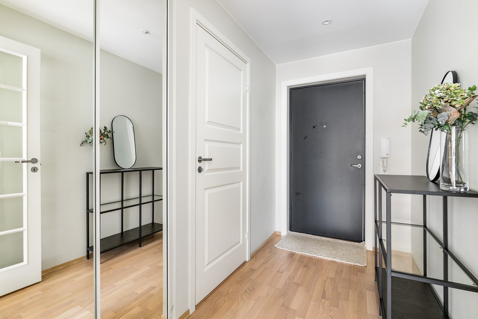 Ved entreen finnes både bod på ca. 2,4 kvm. og ytterligere en speildørsgarderobe. Galleribilde