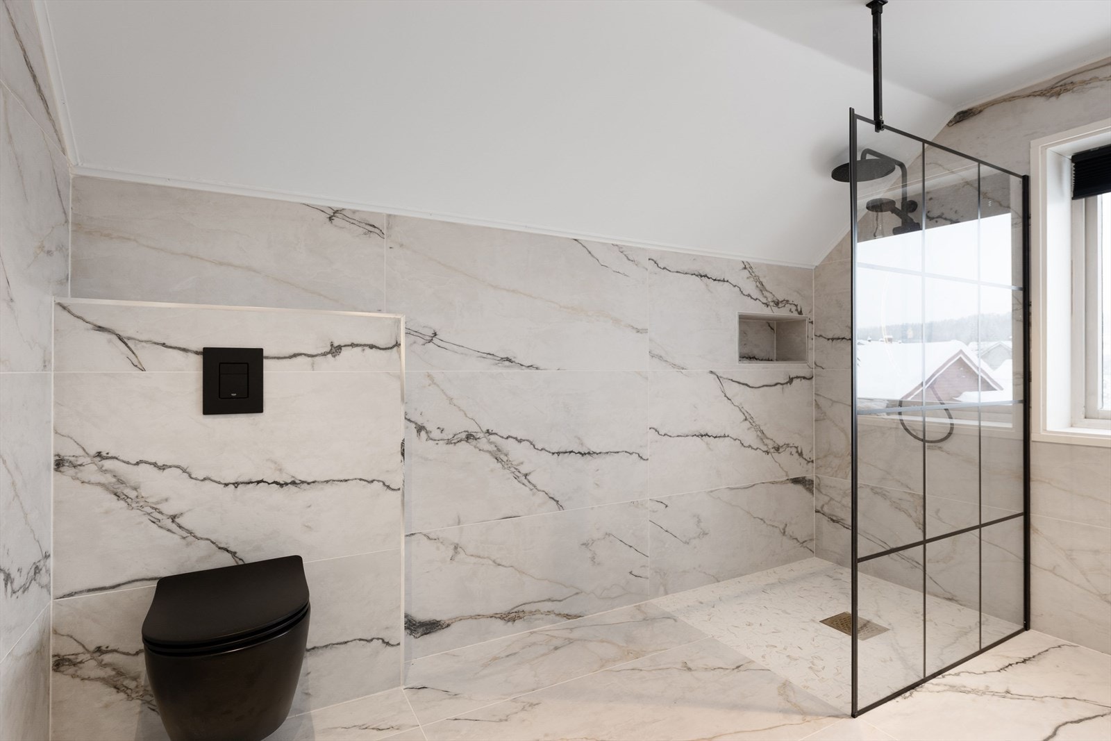 Veggehengt toalett, dusjsone bak glassvegg med regnfallsdusj og integrert hylle. Galleribilde