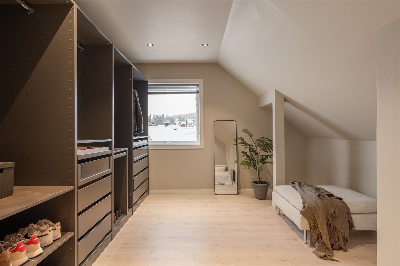 Medfølgende pax-garderobe. Det er også lagring i kneloft til høyre. Galleribilde